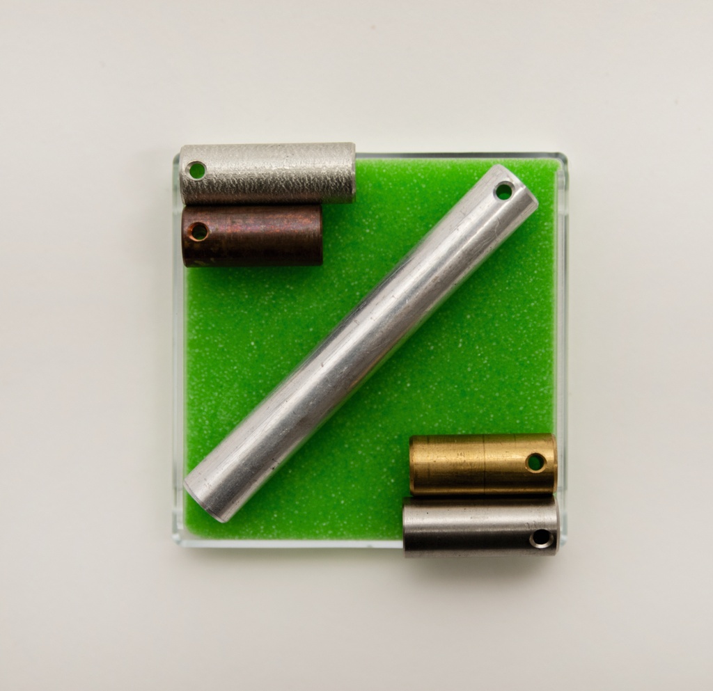 Jeu de 5 cylindres percés de même masse et de volumes différents