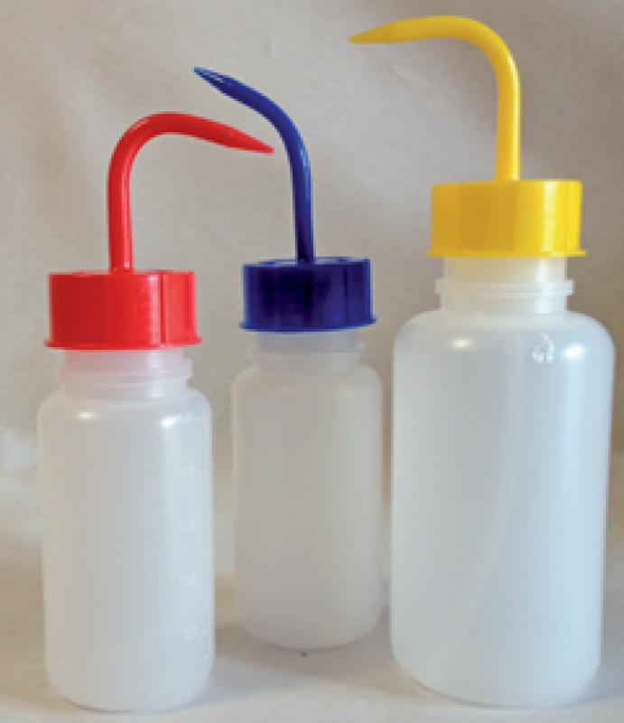 Pissette Kartell® à bouchon et bec de couleur 250 mL - À l'unité