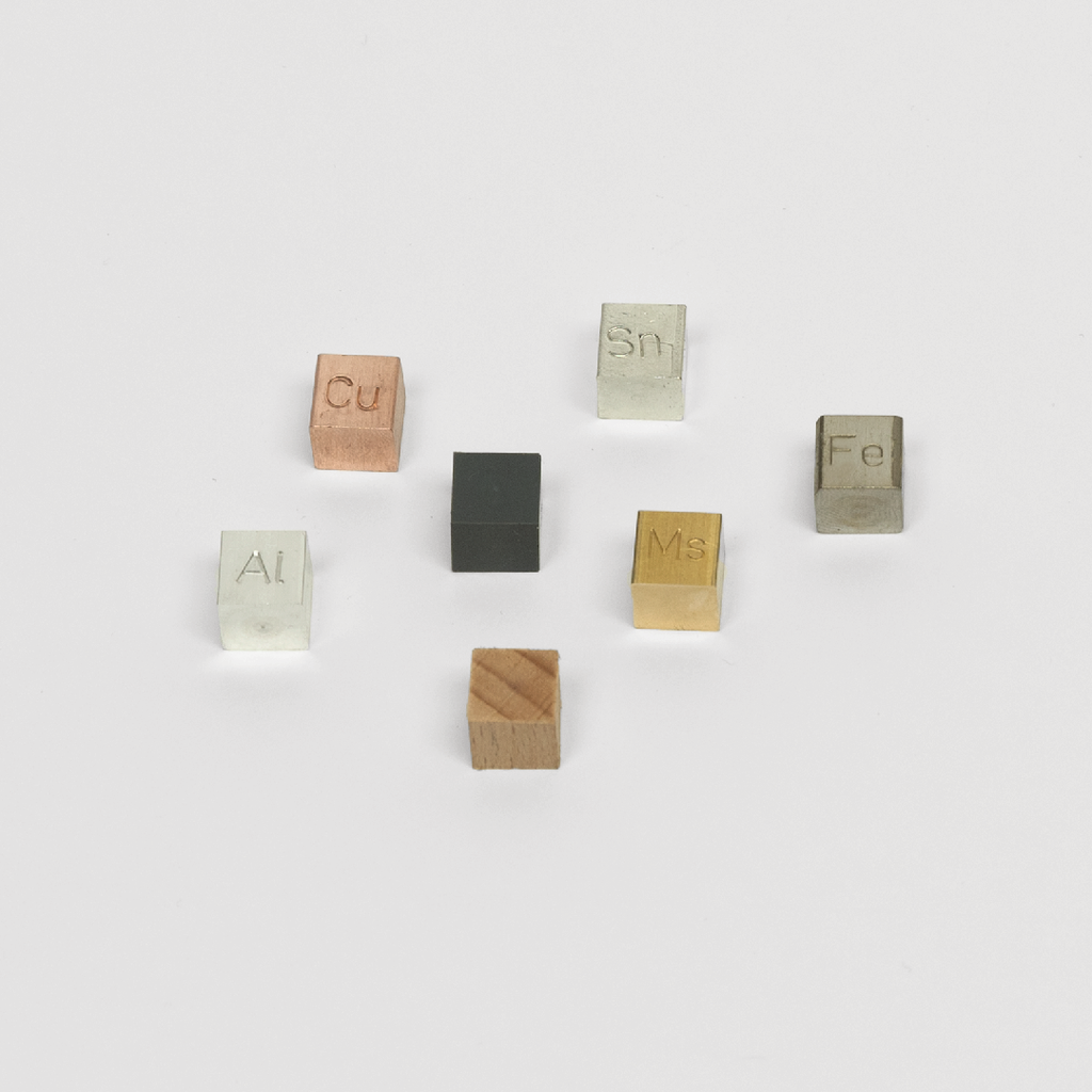 Lot de 7 cubes marqués