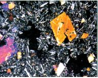 Lame de roche éruptive et plutonique : basalte à olivine