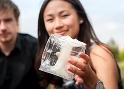 [#023010] Modèle pose du préservatif féminin O-Cube