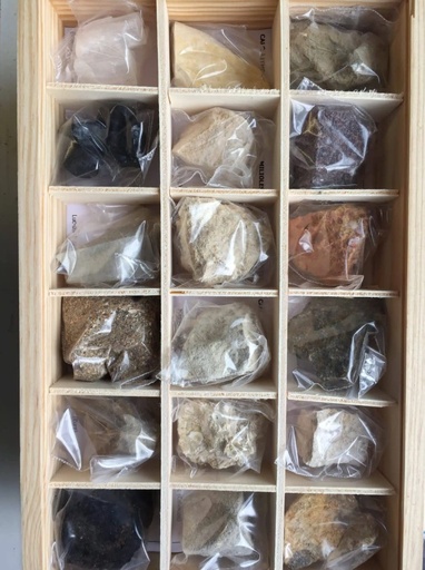 [031085] Collection de 18 roches sédimentaires